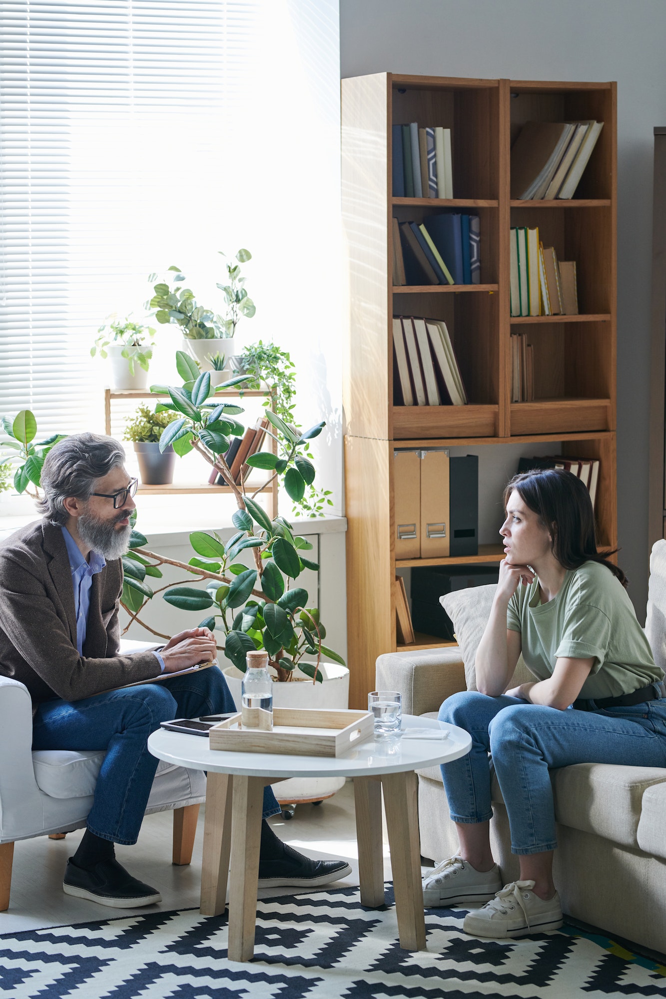 Când să solicit un consult Depressed Woman Talking To Psychologist